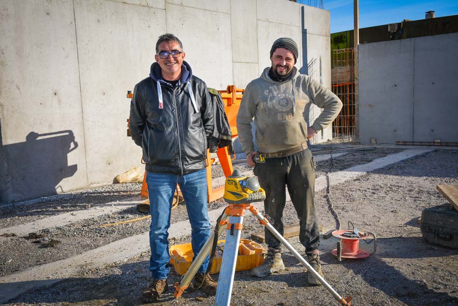 Michel Maillard, technico-commercial chez Lafarge, (à gauche), et Nuno Rodrigues, chef de chantier chez CME (Construction Moderne Elevage). - Illustration Pas n&rsquo;importe quel béton…