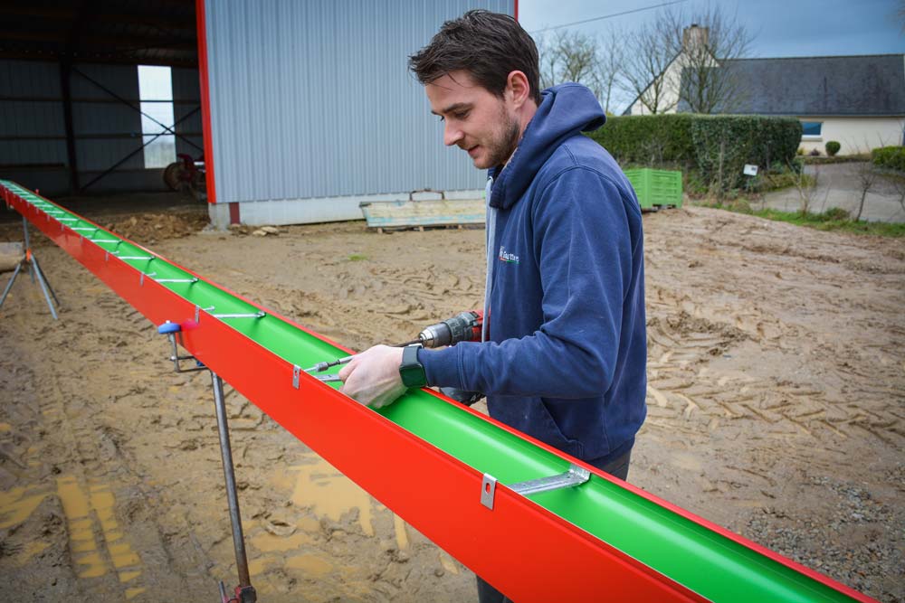 Pose de crochets écarteurs pour rigidifier l’ensemble. - Illustration La gouttière aluminium s’ajuste au bâtiment