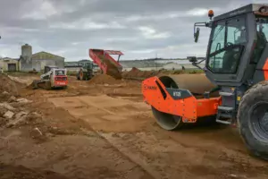Le sol doit être compacté au cylindre, « par couche de remblai de 40 cm », conseille Jacky Lucas.