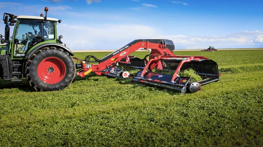 Avec le Merge Maxx 950, la dépose de l’andain peut être centrale, latérale ou bilatérale. - Illustration Au salon de l&rsquo;herbe, des nouveautés à chaque coin du champ