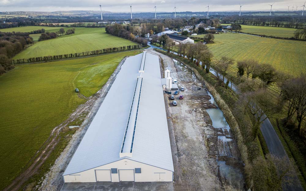 Chaque salle d’élevage mesure 70 m de long sur 21 m de large. Elles sont séparées par un magasin central. - Illustration 27000 pondeuses réparties en 2 salles d’élevage