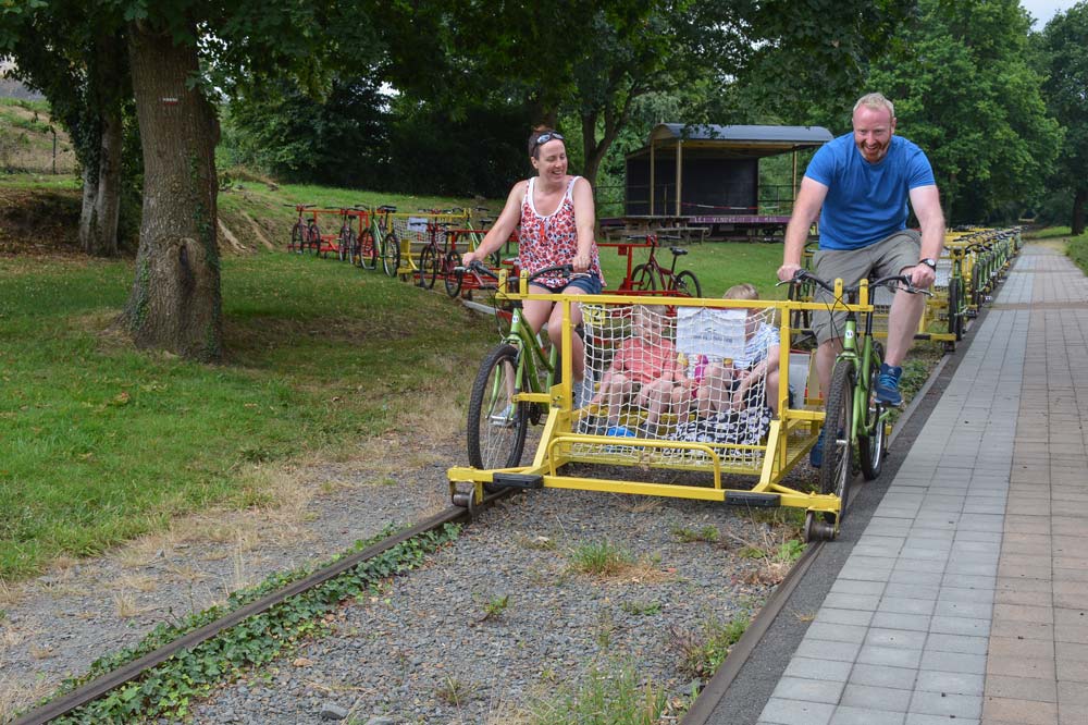 C’est parti pour ce couple de touristes anglais venus faire un peu de sport tout en découvrant les alentours de Médréac. - Illustration Balade en vélo sur les rails