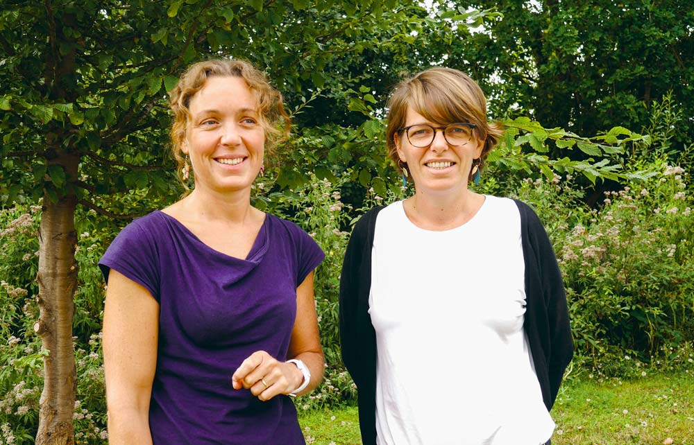 La productrice de lait Emmanuelle Billard et Virginie Duval, respectivement coprésidente et salariée de la Coopérative d'installation en agriculture paysanne des Côtes d'Armor (Ciap 22). - Illustration Paysan créatif, pour se tester un an en agriculture