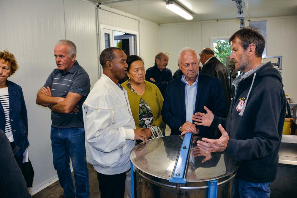 Étienne Mahatsanga a pu visiter les locaux de fabrication de miel de Chantal et de Raymond Émeillat. - Illustration « On a soif dans la pirogue »