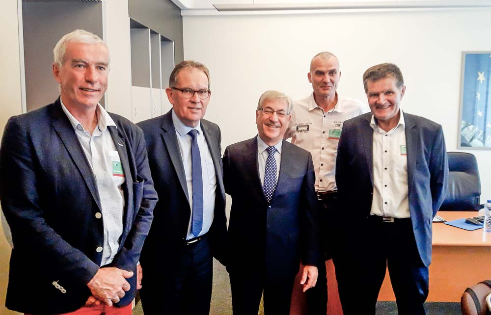 Alain Tiengou, Alain Cadec, Karmenu Vella, Hervé Sévenou (Chambre d’agriculture du Finistère) et Jean-Jacques René lors de la rencontre à Strasbourg. - Illustration « Le dossier des Bassins versants en contentieux est enfin réouvert »