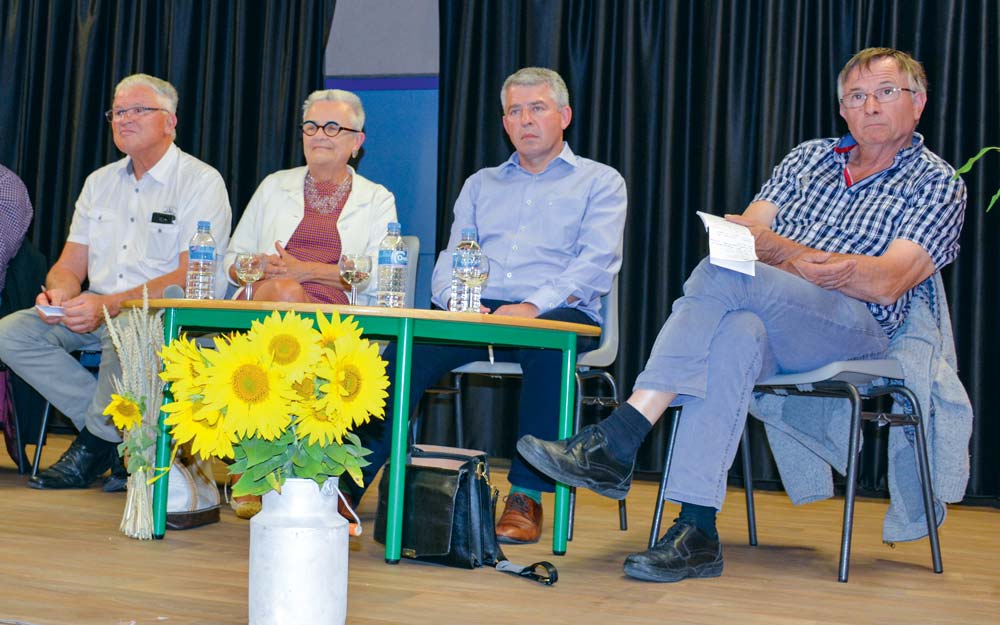 De gauche à droite : Jean Salmon (Chambres d’agriculture), Françoise Gatel (sénatrice), Olivier Clanchin (Triballat-Noyal) et Gilles Guillomon (agriculteur). - Illustration S’adapter en dialoguant avec la société