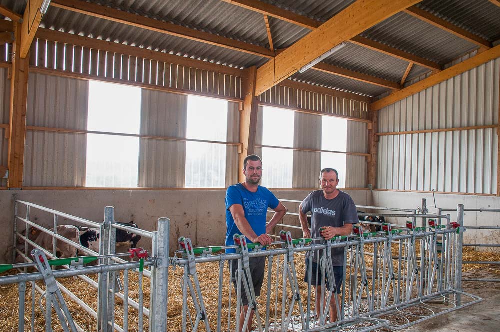 « Fini le travail à la main pour nettoyer les cases à veaux, la nouvelle nurserie est spacieuse, lumineuse et conçue pour être curée au tracteur », apprécient Alain et Vincent Boscher. - Illustration Bâtiment en élevage laitier : le confort d’abord