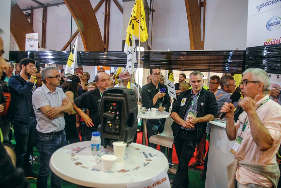 La Confédération paysanne a bâché symboliquement le stand de Sodiaal au Space pour dénoncer « l’absence d’information des adhérents par la coopérative». - Illustration « Synutra souhaite rester à Carhaix »
