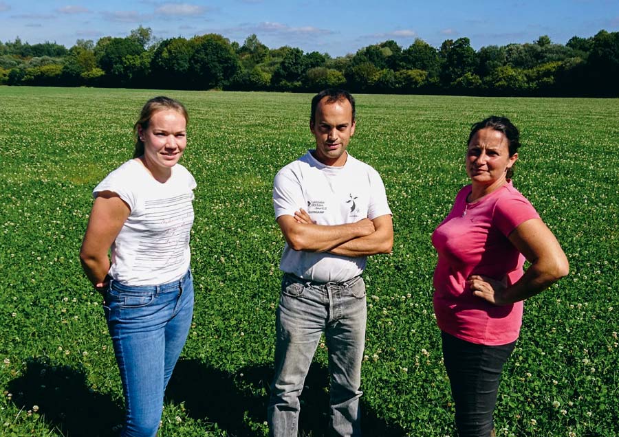De g. à dr. : Claire, apprentie sur la ferme, Mathieu et Soizic Le Fustec, éleveurs à Plouaret (22). - Illustration « En anticipant, notre système herbager a fonctionné cet été »