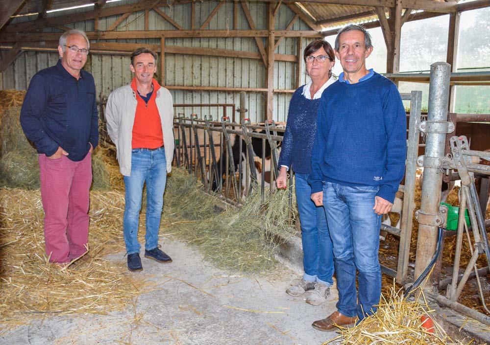 De gauche à droite : Jean-Paul Renault, Olivier Monharoul et Anne-Marie et Joël Restif. - Illustration Le para-agricole invité à échanger sur la transmission