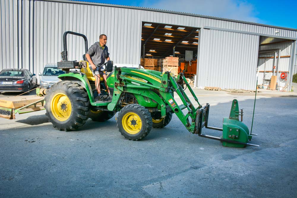 Selon le matériel attelé derrière, la masse de 800 kg se prend facilement sur les fourches palettes, pas besoin de relevage avant. - Illustration Un tracteur John Deere 4320 petit mais costaud