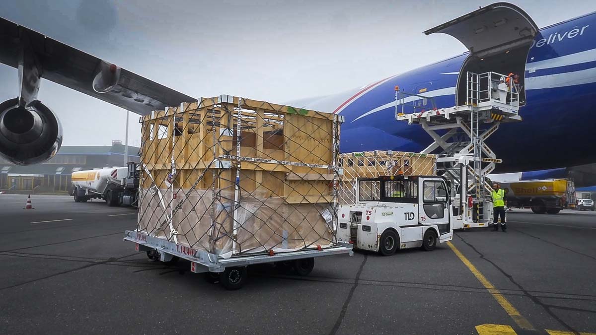L’aéroport de Brest est équipé en matériel de chargement, des caisses spécifique au transport d’animaux ont été mises au point. - Illustration Transport d’animaux : Embarquement immédiat pour le Japon