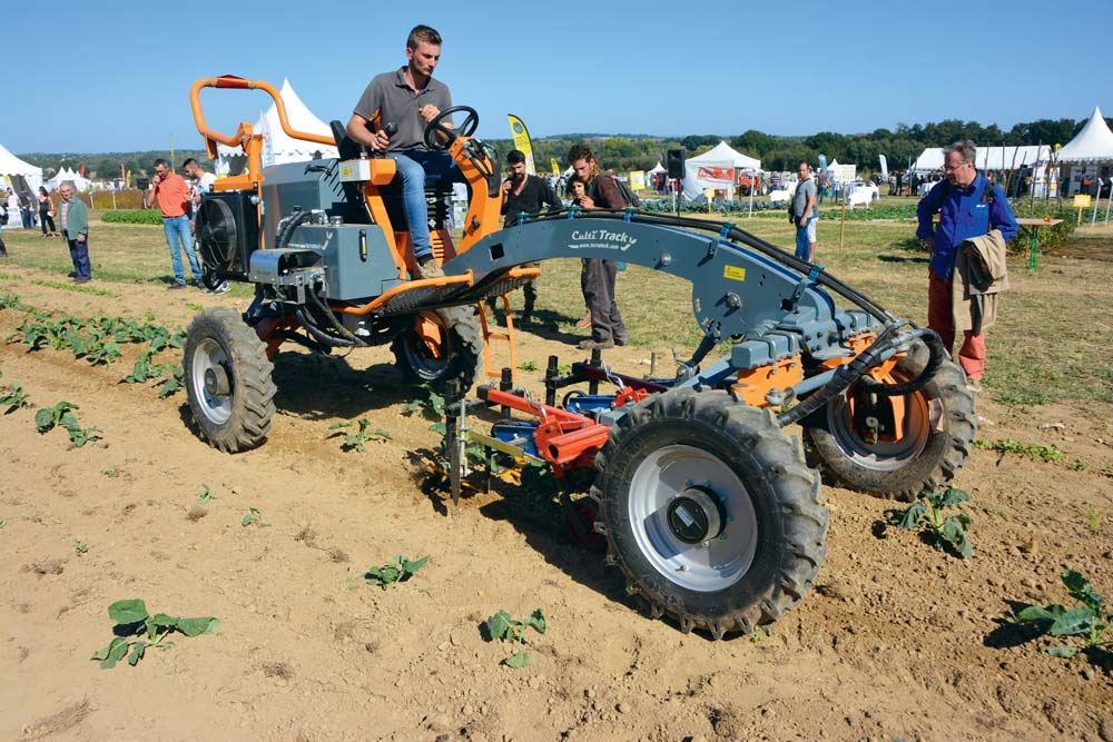 Présenté au salon La Terre est notre Métier de Retiers (35), le Culti’track se prend facilement en main et offre une bonne vision des rangs au chauffeur. - Illustration Un automoteur de binage simple et précis
