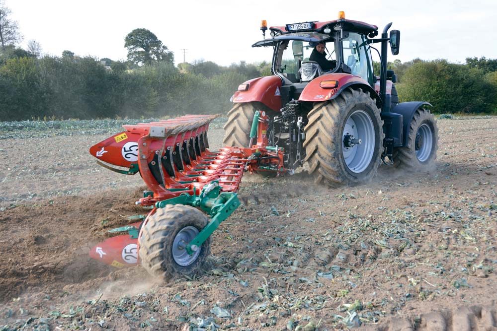 La charrue déchaumeuse de chez Kverneland possède 8 corps, et peut passer d’une largeur de travail de 10 à 18 pouces grâce au système Varilarge. - Illustration La charrue déchaumeuse comme alternative