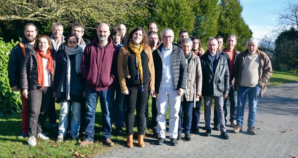 La Confédération paysanne a présenté sa liste pour les élections sur l’exploitation de Michel Priour à Cesson-Sévigné. Au premier plan : Charlotte Kerglonou-Mellier, entourée de Sébastien Vétil (à gauche) et Éric Duverger (à droite). - Illustration Une femme tête de liste pour la Confédération paysanne