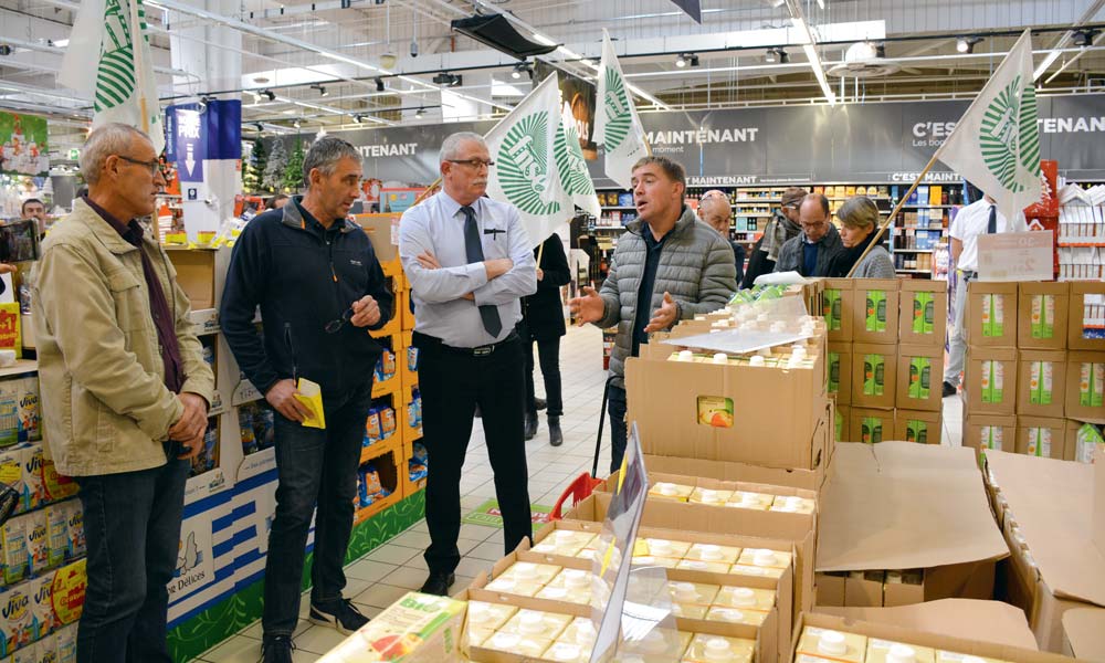 Les producteurs ont fait passer leurs messages auprès du responsable du magasin Carrefour (au centre). - Illustration « Produire mieux à un prix ! »