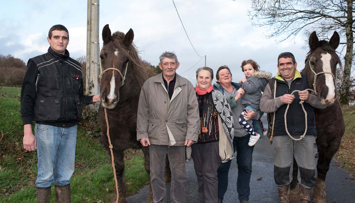 Quentin Prigent, Raymond et Mimi Vigouroux, Bernadette, Manon et Claude Prigent avec les juments Uzila de Kerza et sa fille Couickly de Kerza - Illustration Le cheval breton fait partie de la famille