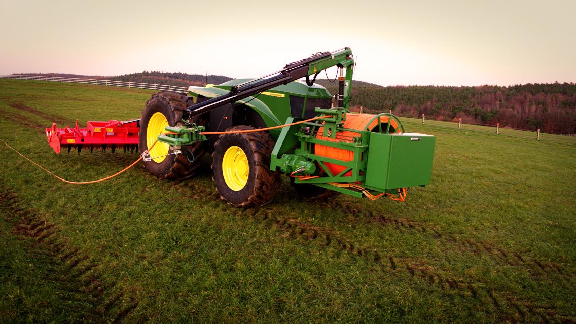 Un enrouleur et un câble d'1km alimentent ce tracteur autonome. - Illustration John Deere GridCON : un tracteur électrique et autonome alimenté par câble