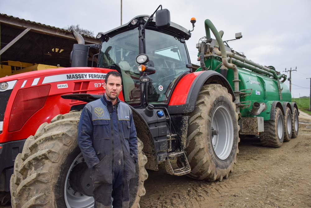 Jérémie Perrée, entrepreneur de travaux agricoles à Ploubalay, a choisi d’étoffer sa prestation de services en proposant de l’épandage sans tonne. Le nouvel équipement devrait être livré dans les prochains jours. - Illustration L&rsquo;épandage sans tonne se fait léger