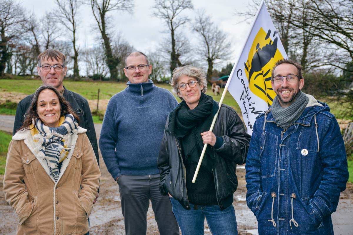 De droite à gauche: Nicolas Girod, éleveur dans le Jura (production de Comté et de Morbier), avec Euriell Coatrieux, Ludovic Massard, Philippe Oliveux et Soazig Le Bot. - Illustration « Réguler les productions »