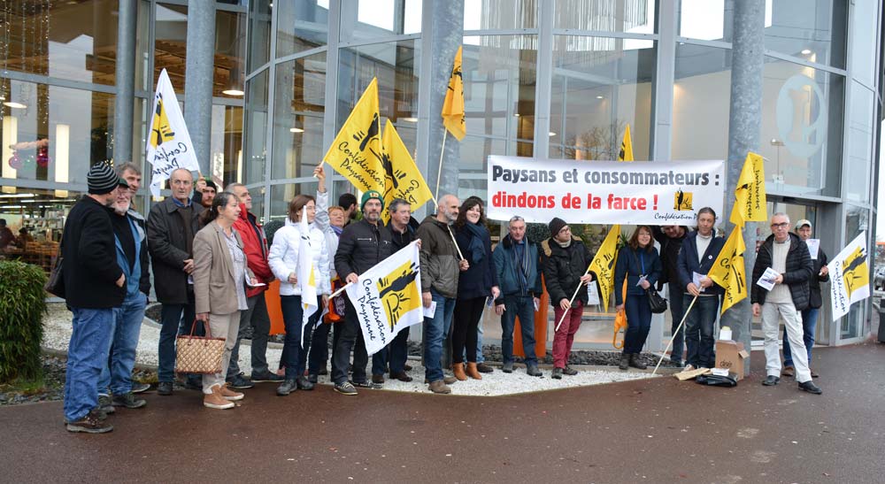 Des membres de la Confédération paysanne 35 se sont rendus dans le magasin Leclerc de Vern-sur-Seiche le 21 décembre. - Illustration La Conf’ en « visite » dans un hypermarché rennais