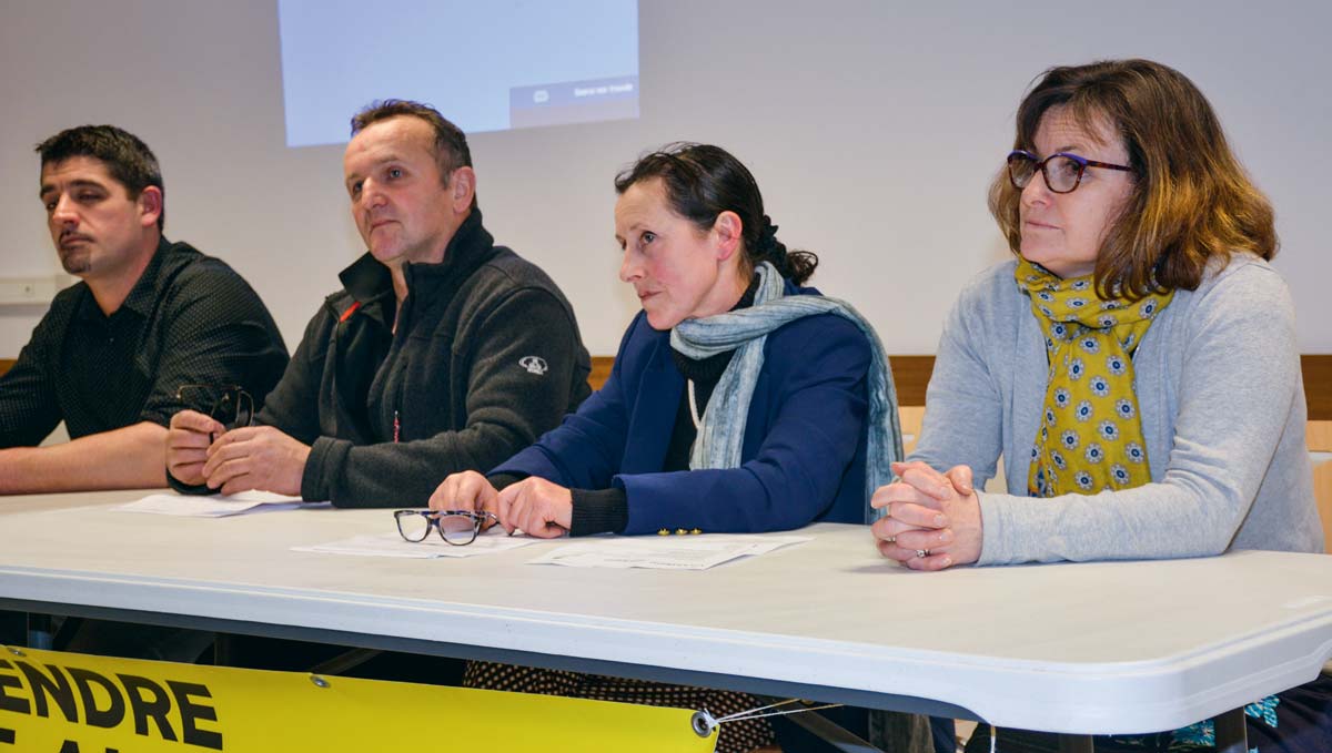 Ronan Le Paugam, Noël Rozé, Sylvie Le Cam et Nathalie Possémé, à la tribune, vendredi, à la salle de la Maillette, à Locminé. - Illustration « Nos idées ont fait du chemin »