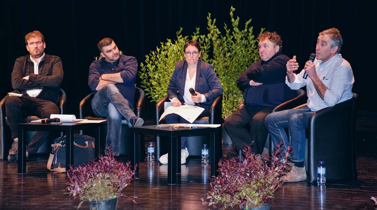 De gauche à droite : Florian Salmon (président JA 35), Jérémy Decerle (président JA national), Laetitia Bouvier (JA Bretagne), Daniel Prieur (secrétaire général adjoint FNSEA) et Loïc Guines (président FDSEA 35). - Illustration « La force du réseau »