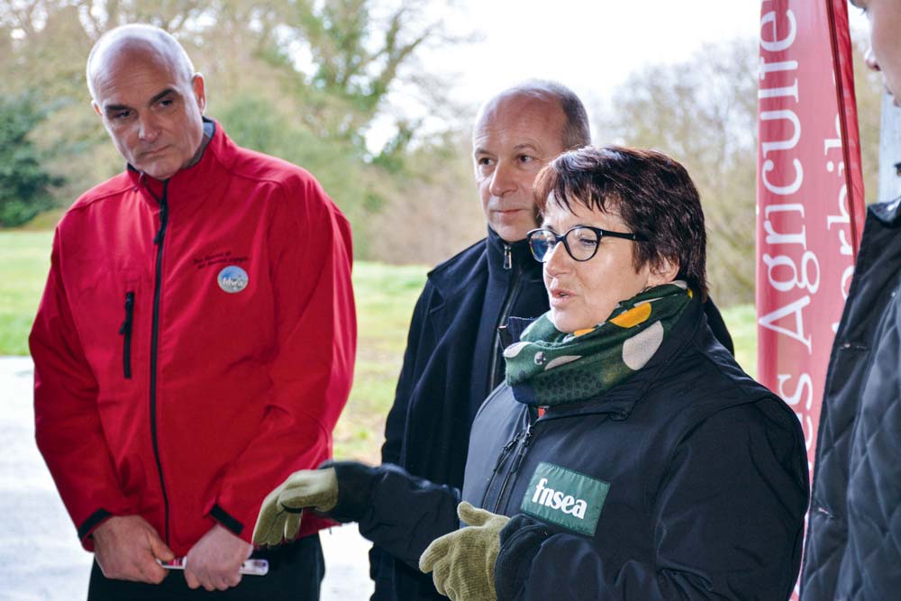 La présidente de la FNSEA était en visite la semaine dernière dans le Morbihan, où elle a rencontré les membres de la liste et des adhérents. Ici avec Frank Guéhénnec, tête de liste, et Thierry Coué. - Illustration Christiane Lambert défend le bilan de la FNSEA