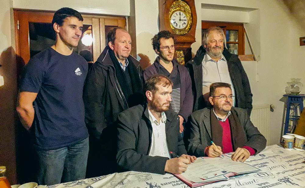 La signature de la première convention s’est tenue le mercredi 12 décembre, au Minihic-sur-Rance. - Illustration Des aides pour les JA sur leurs territoires