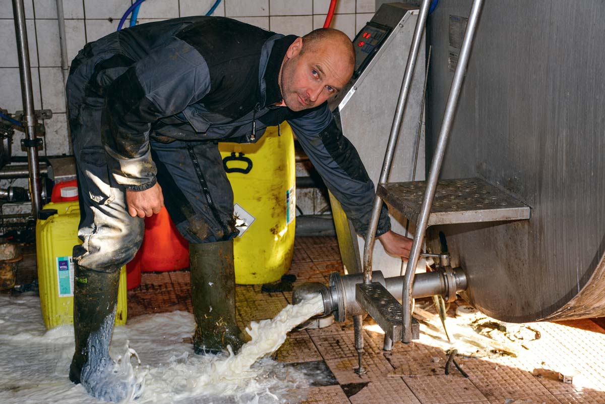 Le lait produit sur l’exploitation de Philippe Le Barbier n’est plus collecté depuis 12 jours. - Illustration Son lait n&rsquo;est plus collecté