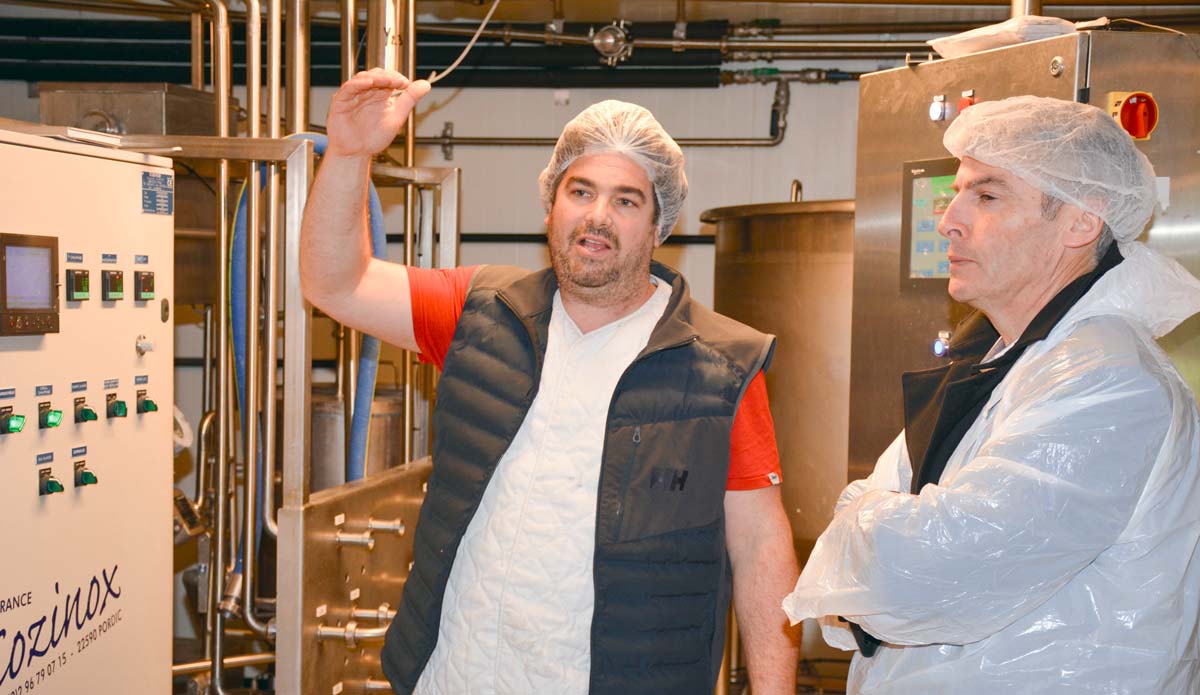 Vincent Joyeux recevait Olivier Allain (à droite) sur sa ferme de Locaol-Mendon, vendredi dernier. - Illustration Près de 500000 litres transformés à Kervihan