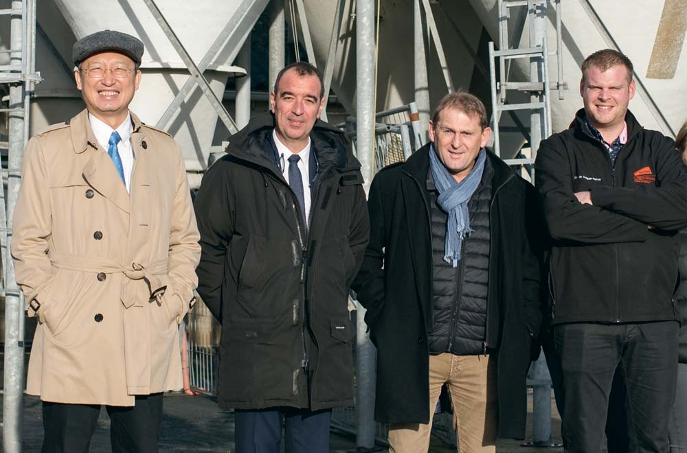 Le taïwanais Wu Chih-chung, le député Eric Bothorel, le président de la FDSEA 22 Didier Lucas et l’éleveur Anthony Damany. - Illustration Du porc breton vers Taïwan ?
