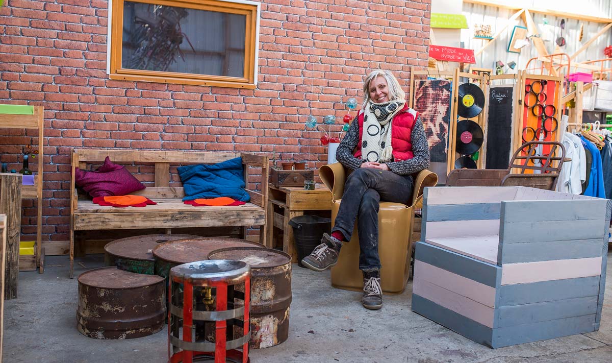 Anne Cavart, animatrice d’On n’est pas que des cageots, dans son atelier à Saint-Brieuc (22). - Illustration Faire de ses propres mains