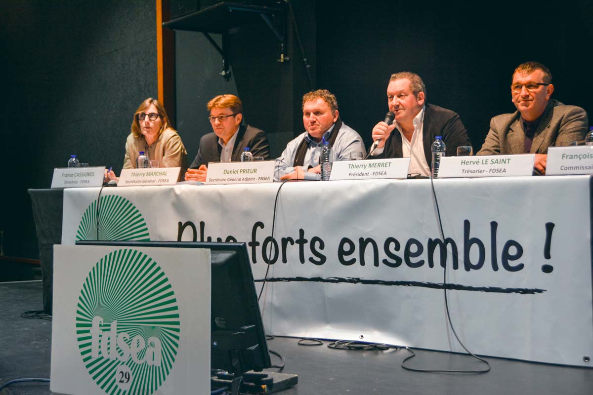 Daniel Prieur, au centre, a participé à l’assemblée générale de la FDSEA 29. Il est secrétaire général adjoint à la FNSEA. - Illustration « Ne rangez pas vos drapeaux »