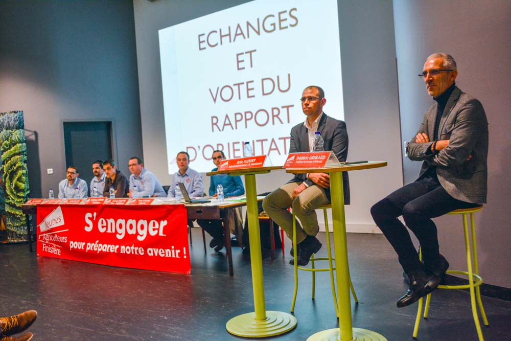 De droite à gauche, Frédéric Grimaud et Éric Fleury ont présenté leur vision de l’engagement aux Jeunes Agriculteurs du Finistère. - Illustration S’engager fait avancer