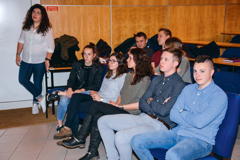 Des jeunes alternants ont témoigné devant des élèves du lycée La Touche, à Ploërmel, mercredi dernier. Ils sont, pour la plupart, en licence, et travaillent, à temps partiel, dans des coopératives locales, dans des organismes d'élevage ou dans des banques. - Illustration L&rsquo;alternance séduit les étudiants
