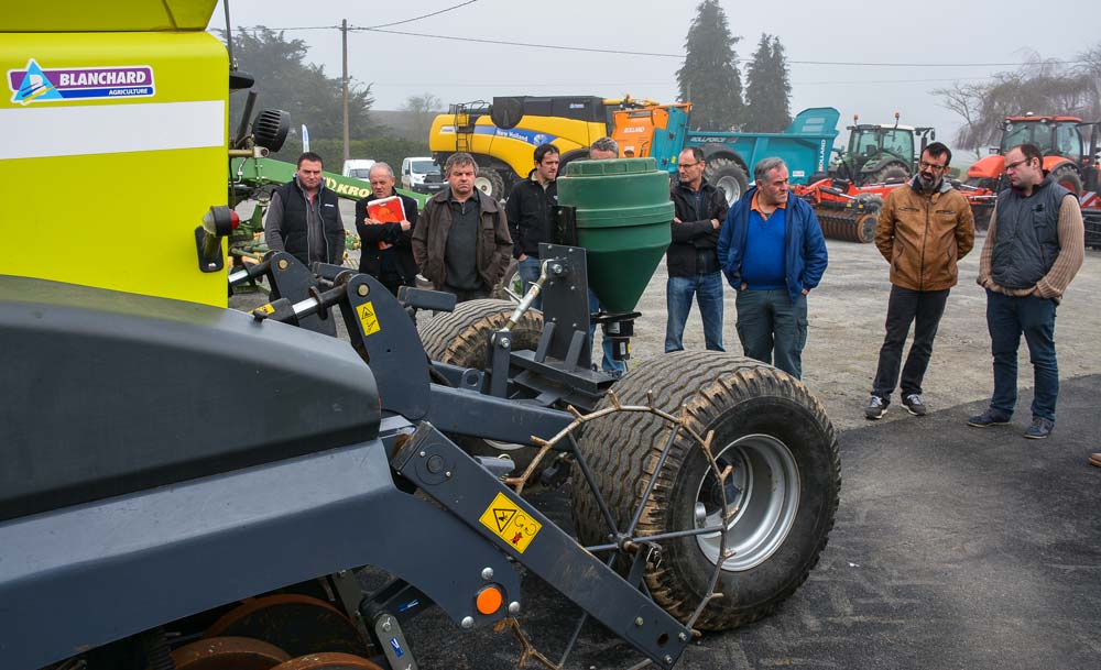 Des responsables des Cuma du Morbihan se sont retrouvés à la Cuma La Croix de lIff, à Mohon, la semaine dernière pour partager leurs expériences et évoquer certains sujets tels que les outils numériques d'aide à la gestion : réservation, planning, enregistrement des bons de travaux... - Illustration La Cuma La Croix de l&rsquo;Iff investit pour le semis direct