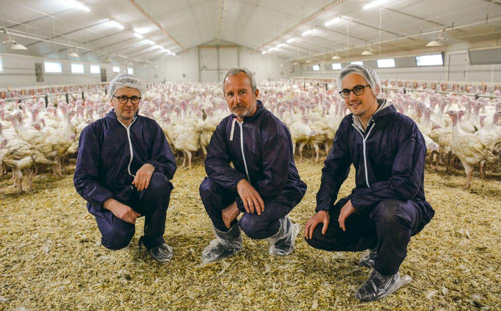 Guillaume Bouruet, responsable dinde de chair chez Nutréa ; Bruno Le Lan, éleveur de dinde ; Hervé De Reboul, stagiaire en CS avicole. - Illustration Réduire le recours aux antibiotiques en dinde