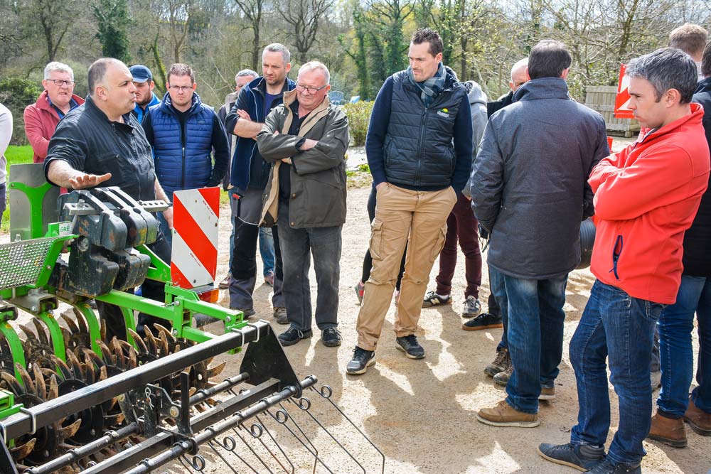 David Méallet, technicien à la station de Kerguéhennec, explique les avantages et les inconvénients de chaque matériel de désherbage mécanique à des agriculteurs bio et conventionnels désireux d'adopter la méthode. - Illustration Les semis de maïs bio se préparent dès maintenant