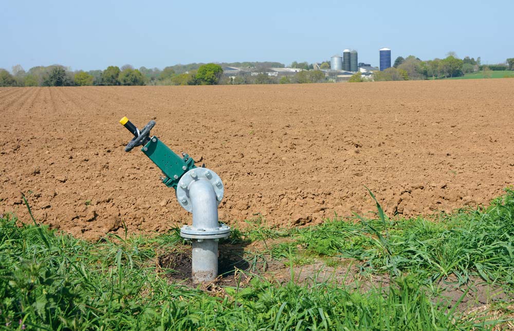 Un réseau de tuyaux qui approvisionnent les parcelles en lisier, afin de gagner du temps, mais aussi pour limiter les tassements de sol et supprimer les convois sur la route. - Illustration Le lisier acheminé aux champs par un réseau enterré