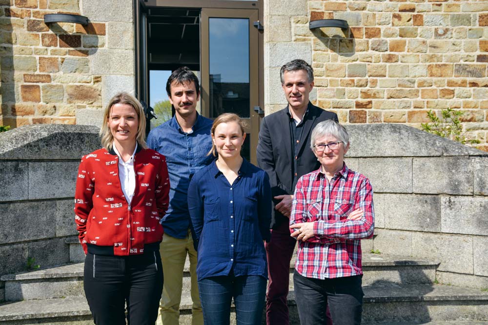 De gauche à droite : Anne-Soizic Liger, Auxane Allanic, Élise Guillard, Aymeric Massiet du Biest et Marylène Jameu (directrice des services de La Guerche). - Illustration La bio en marche en restauration collective