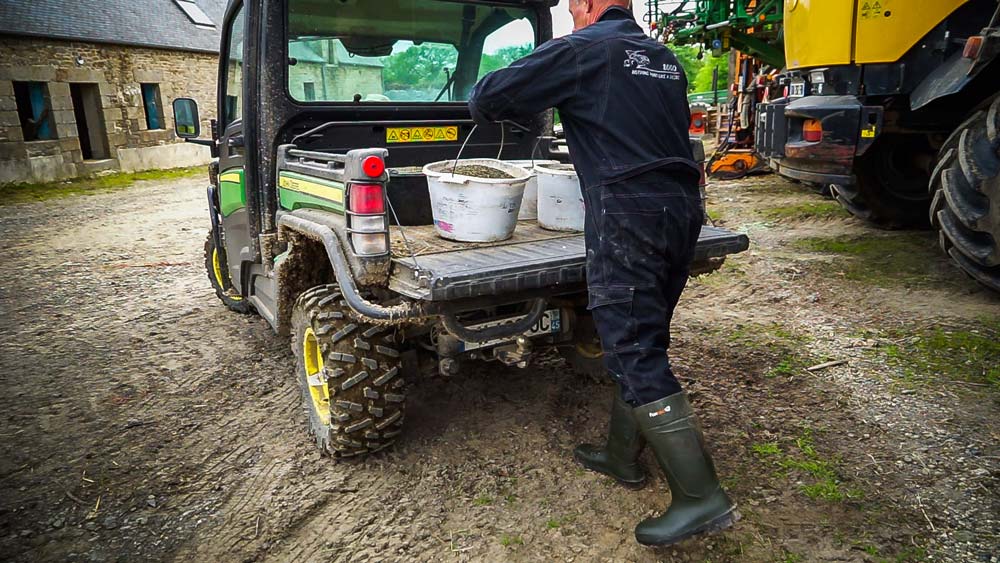  - Illustration John Deere Gator XUV865M : Le compagnon idéal de l&rsquo;éleveur laitier ?