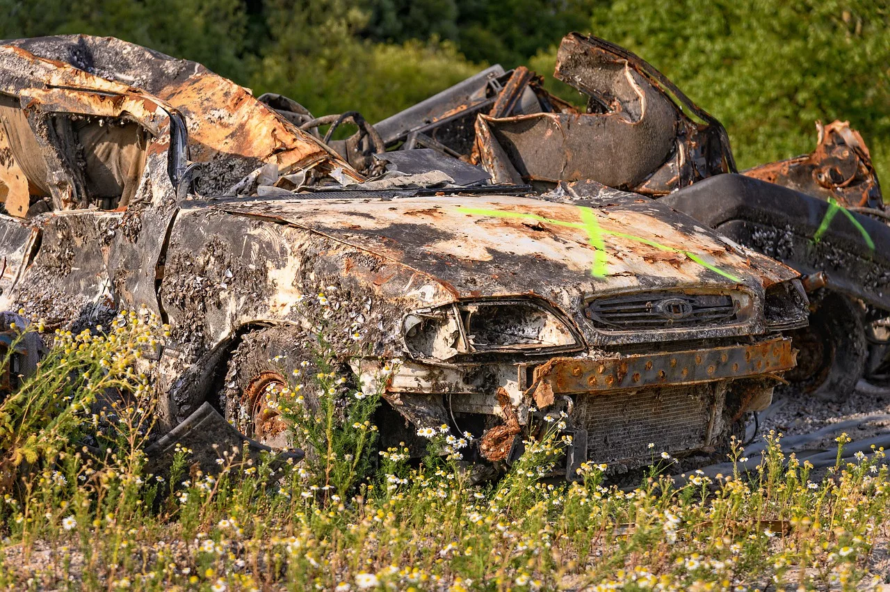  - Illustration Une épave de voiture sur un terrain privé : risque de sanction
