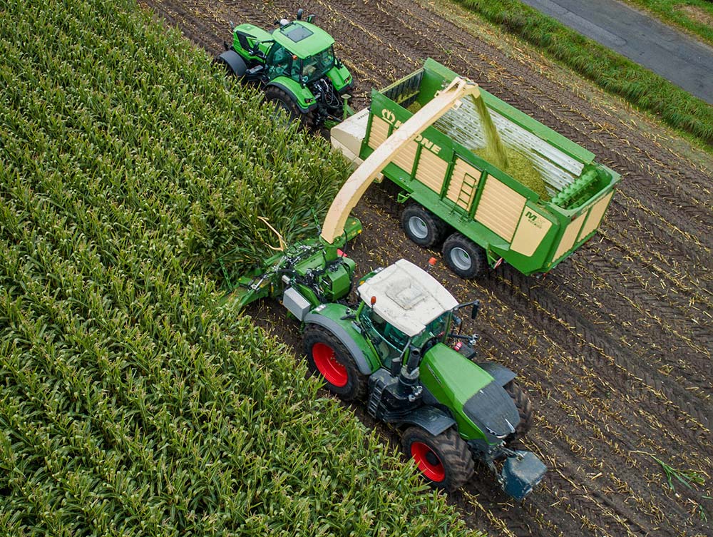 6969.hr - Illustration Une ensileuse montée sur un tracteur