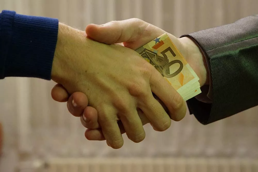 7095.hr - Illustration Don manuel de sommes d&rsquo;argent : cadeau ou peau de banane?