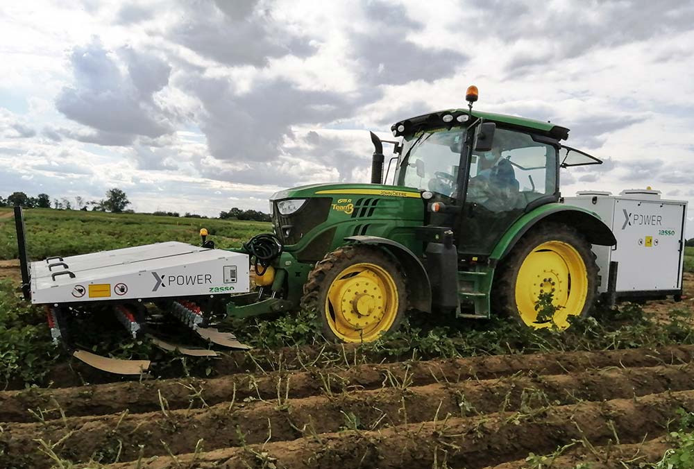 7117.hr - Illustration Une machine survoltée pour le défanage