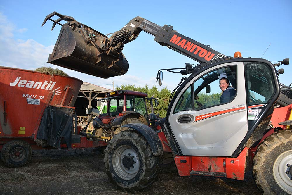 7146.hr - Illustration Les femmes assurent près des vaches comme sur le tracteur