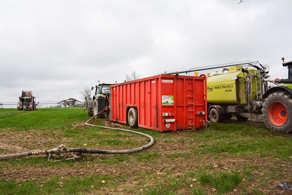 dd7916.hr - Illustration Sur la route, pas de surcharge lors de l&rsquo;épandage