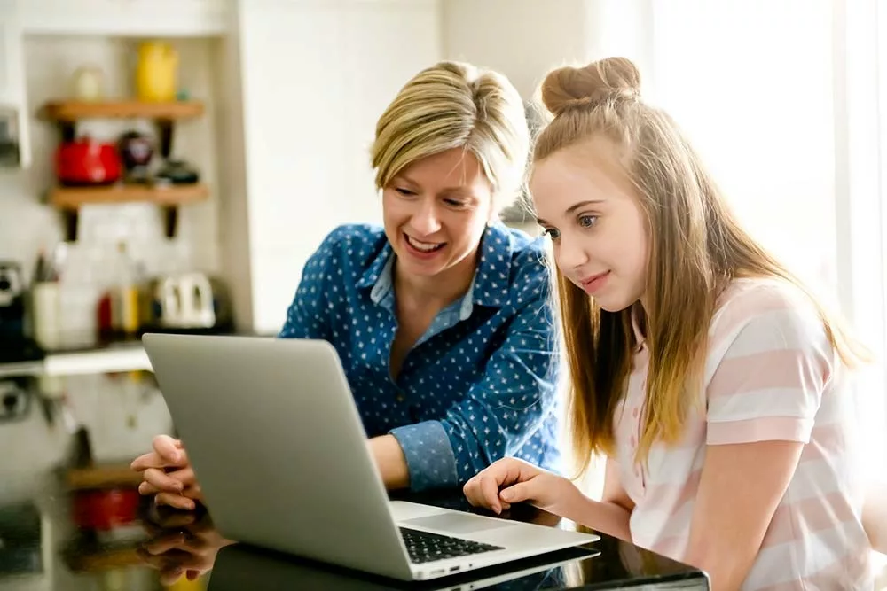 dd8358.hr - Illustration Rattacher un enfant majeur au foyer fiscal : quels avantages ?