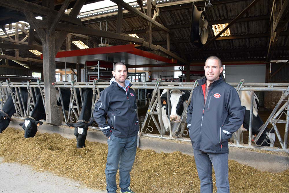 10321.hr - Illustration Deux robots pour 85 vaches